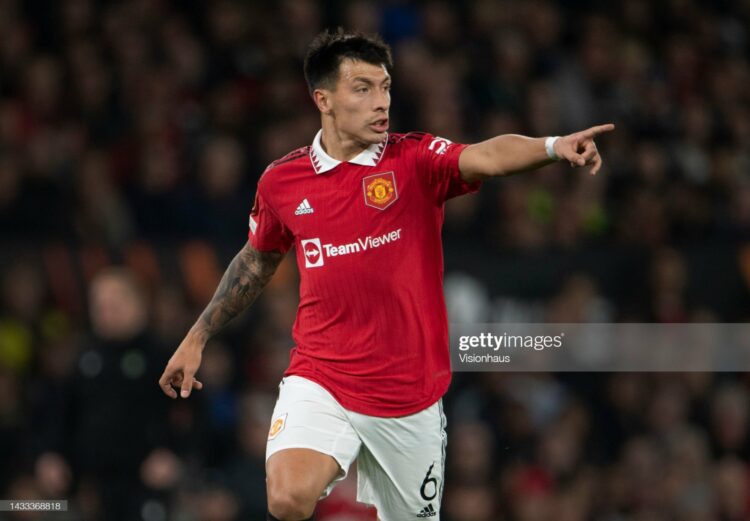 Lisandro Martinez saat bermain dalam pertandingan Manchester United vs Omonia Nikosia di Old Trafford (13/10/2022).